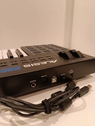 Teclado MIDI Alesis VI 25