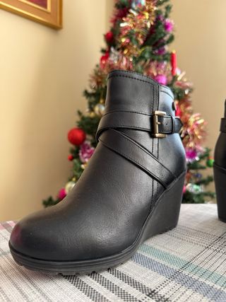 Botines Xti Negro Tacón Cuña Hebilla