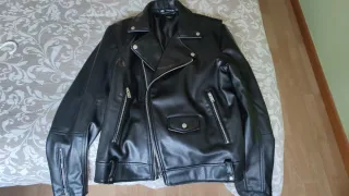 Cazadora polipiel ZARA hombre negra