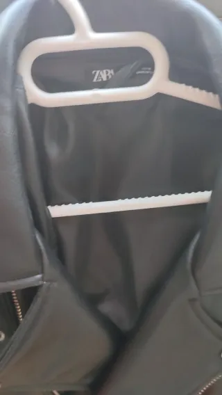 Cazadora polipiel ZARA hombre negra