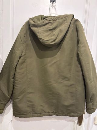 Chaqueta parka verde militar con capucha
