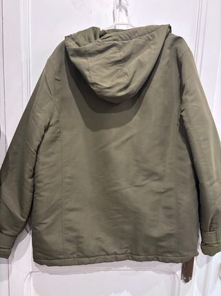 Chaqueta parka verde militar con capucha