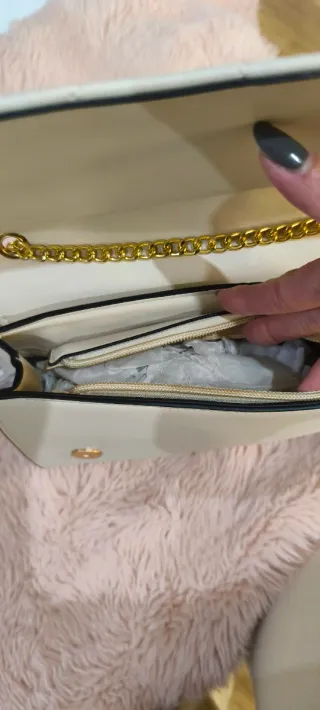 Bolso beige acolchado con cadena