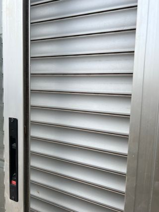 Varias Ventanas correderas aluminio con persiana