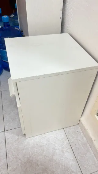 Mesita de noche blanca con cristal