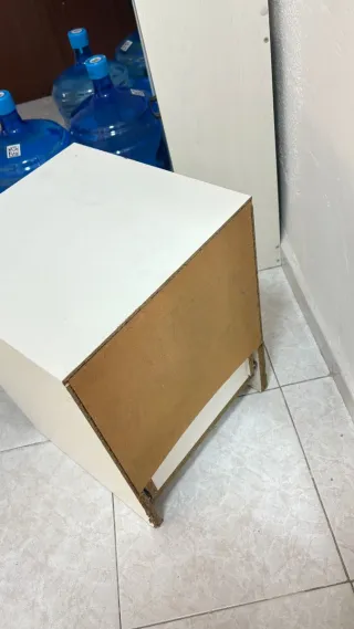 Mesita de noche blanca con cristal