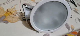 Lámpara de techo blanca y marrón