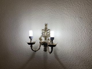 Apliques de pared dorados y blancos