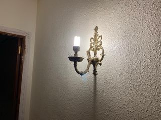 Apliques de pared dorados y blancos