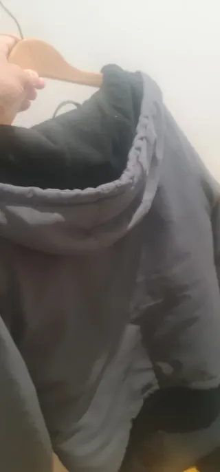 Casaco de frio cinza e preto