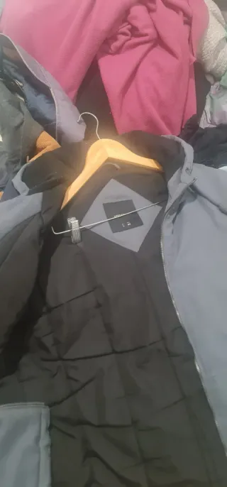 Casaco de frio cinza e preto