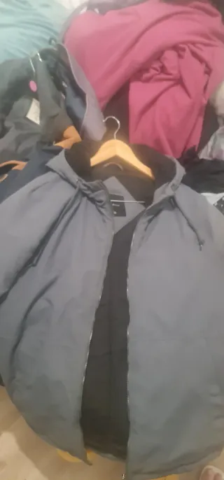 Casaco de frio cinza e preto