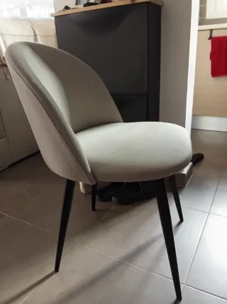 Sillas de comedor beige y negras