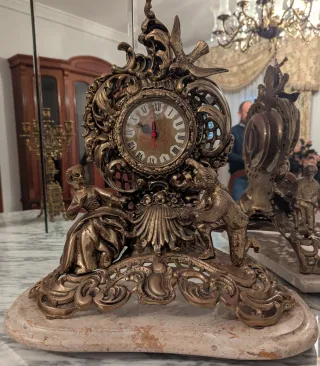 Reloj de sobremesa bronce antiguo sobre mármol
