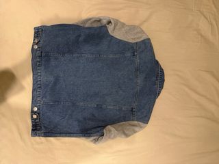 Chaqueta vaquera con capucha gris y azul