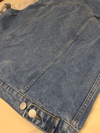 Chaqueta vaquera con capucha gris y azul