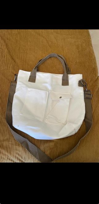 Bolso blanco con bolsillos y correa