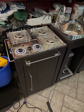 Cucina da esterno 4 fuochi mai usata