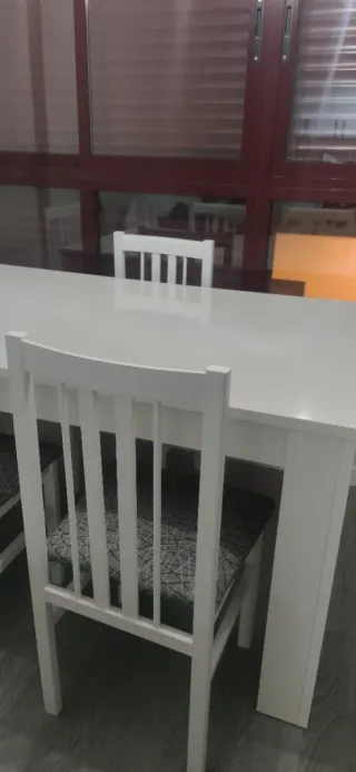 Mesa y 4 Sillas Comedor