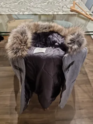 Abrigo Zara niño gris con capucha