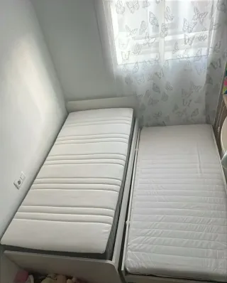 Cama nido con cajones con dos colchones.