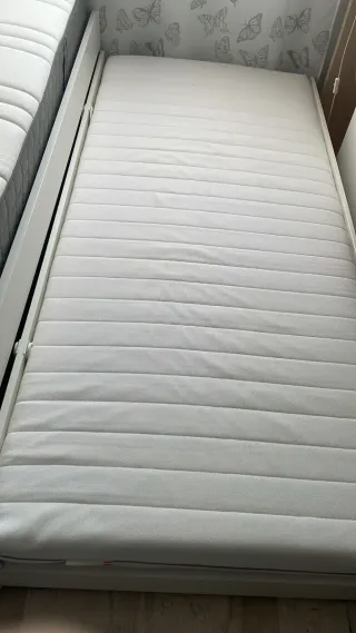 Cama nido con cajones con dos colchones.