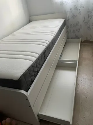 Cama nido con cajones con dos colchones.