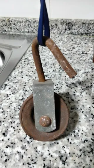 Carrucha antigua de metal