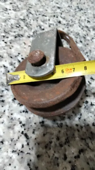 Carrucha antigua de metal