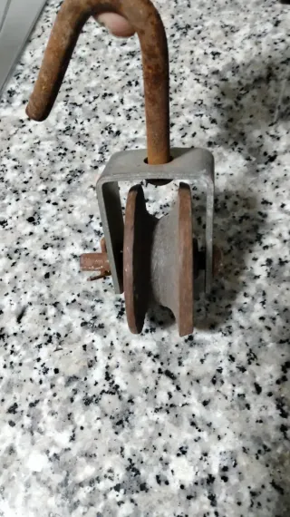 Carrucha antigua de metal