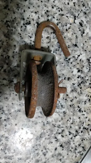 Carrucha antigua de metal