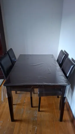 Mesa y 4 sillas comedor