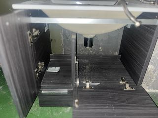 Mueble de baño con lavabo blanco