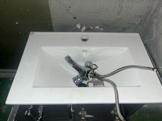 Mueble de baño con lavabo blanco