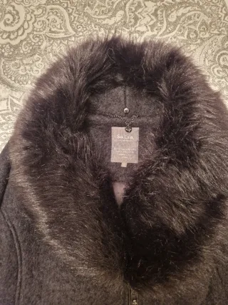 Abrigo negro con cuello y puños de pelo