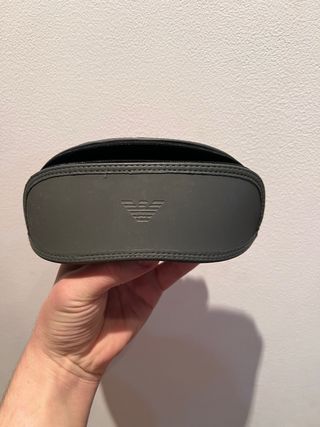 Gafas de sol negras armani con su funda