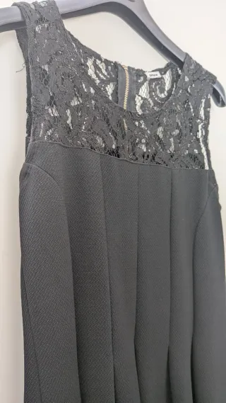 Vestido negro con detalles de encaje