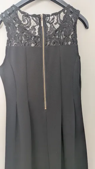 Vestido negro con detalles de encaje