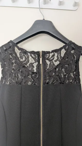 Vestido negro con detalles de encaje