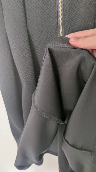 Vestido negro con detalles de encaje