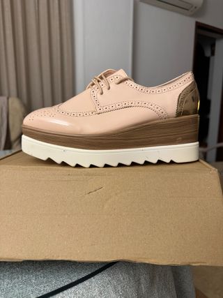 Zapatos planos dorados y rosas