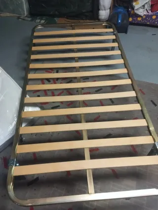 2 Somieres con patas y colchón