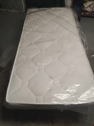 2 Somieres con patas y colchón