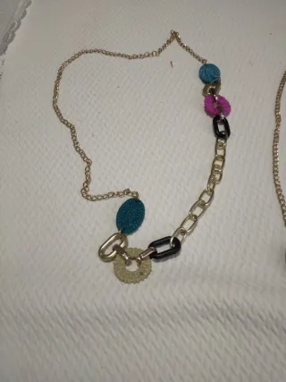 Collar dorado bisutería con abalorios