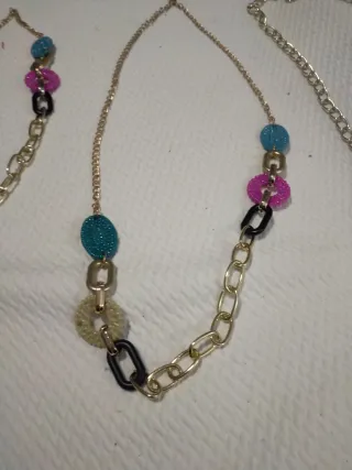 Collar dorado bisutería con abalorios