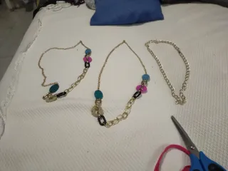 Collar dorado bisutería con abalorios