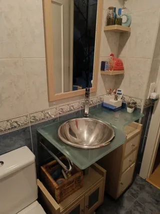 Mueble de baño con lavabo de cristal