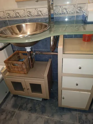 Mueble de baño con lavabo de cristal
