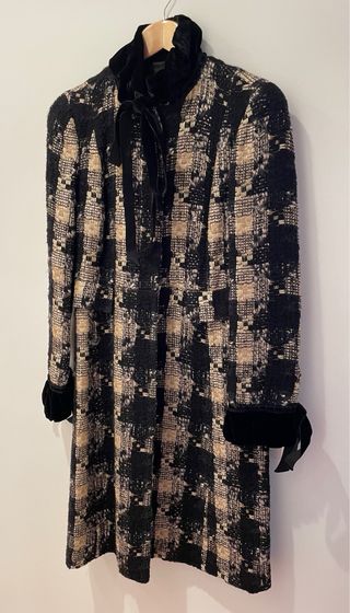 Abrigo de mujer, negro y beige. Zara. Talla S