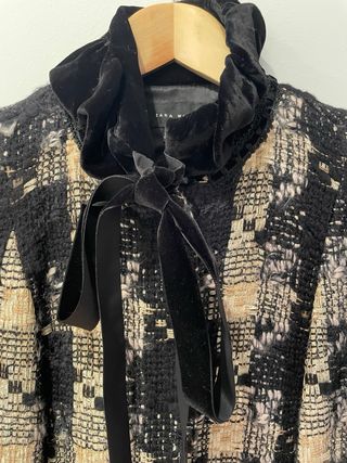 Abrigo de mujer, negro y beige. Zara. Talla S